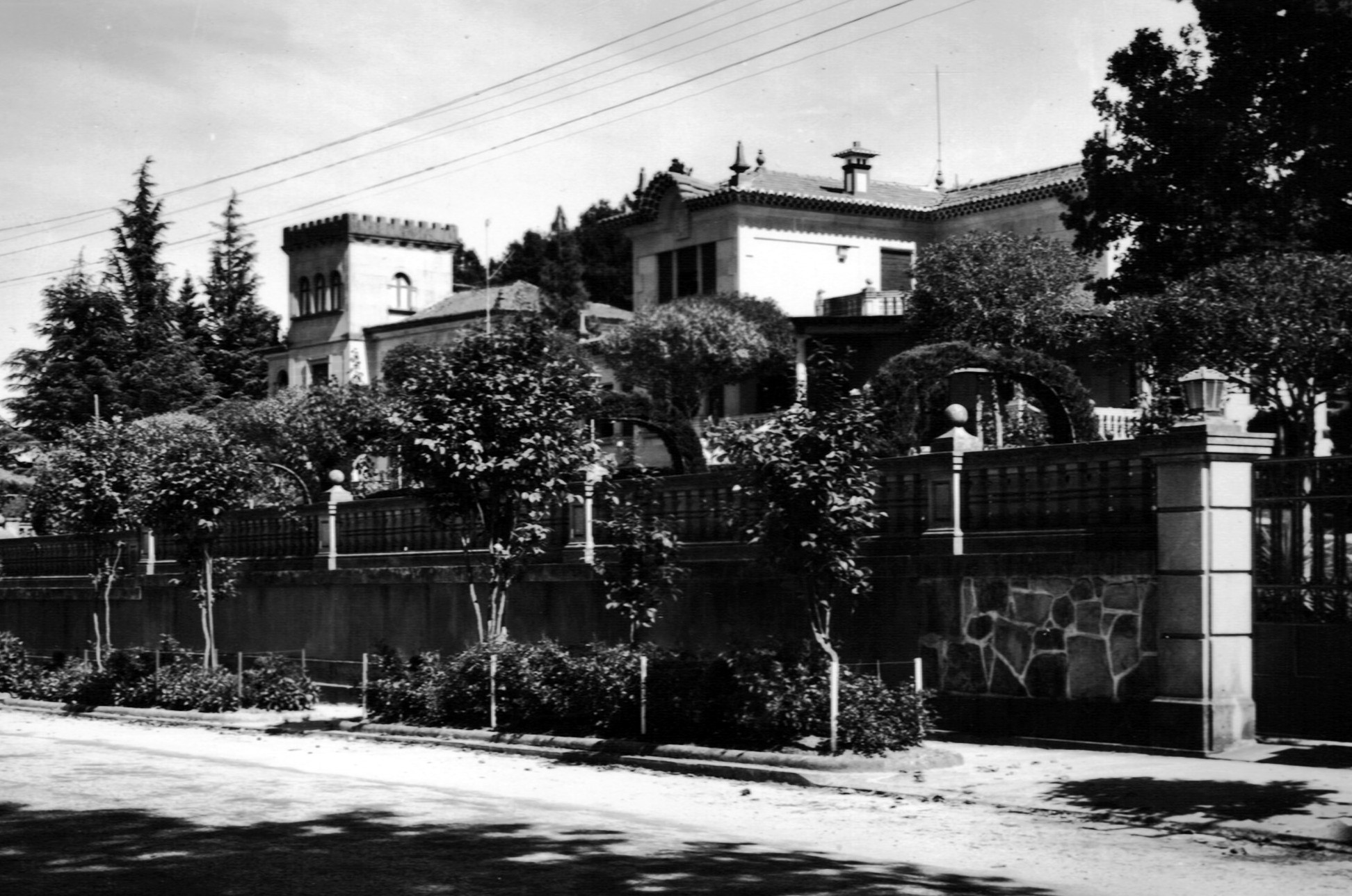 Ampliar: Chalet ´Col´ E ´Lar da Nai´ na entrada ao Parque do Carballiño